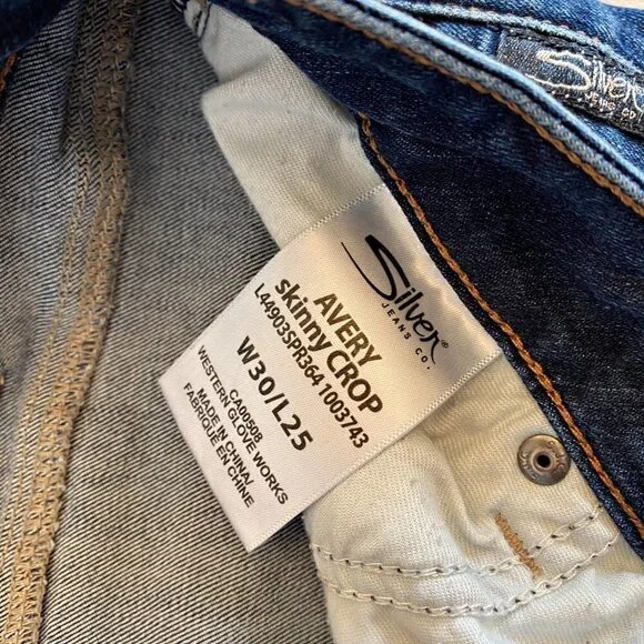 SILVER Jeans Avery Skinny Crop. Medium Wash with Raw Hems and Distressing - Picture 7 of 12